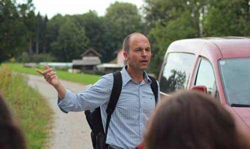 Dipl.-Ing. Bernhard Riehl von der Salzburger Landesregierung steht im Freien und spricht.