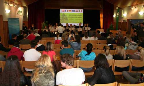 Schülerinnen und Schüler sitzen in der Aula.