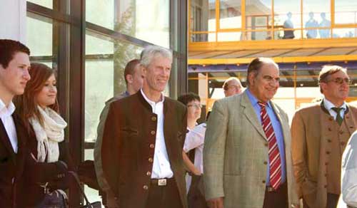 Stellvertretender Landrat Rudolf Schaupp, Dr. Goppel, Dr. Witzmann und zwei Schüler stehen vor dem Gebäude des Rottmayr-Gymnasiums.