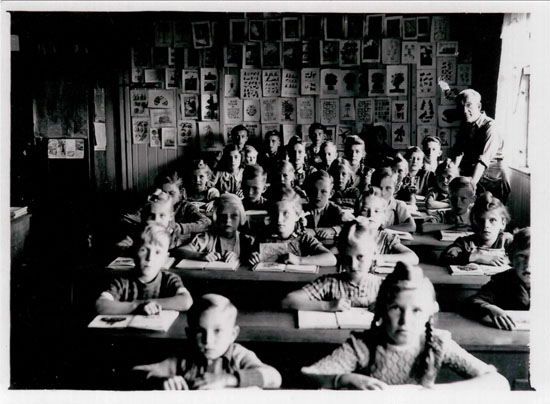 Lagerschule, Klassenzimmer mit Kinder 