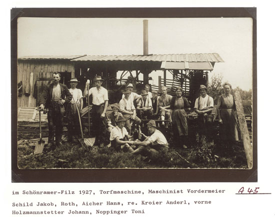 Belegschaft 1 vor der Torfpressmaschine.