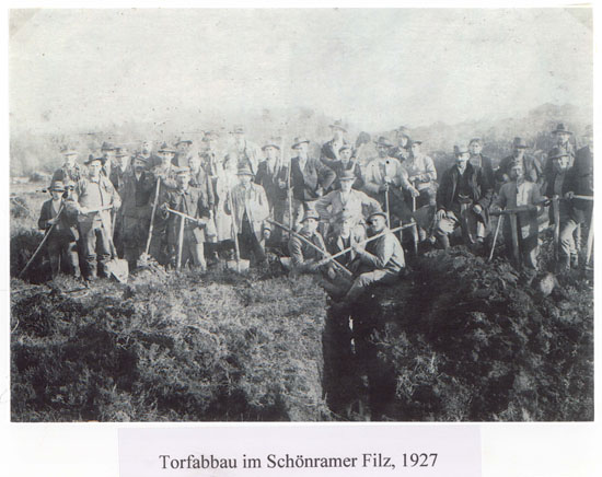 Torfarbeiter am Drainagegraben um 1920.
