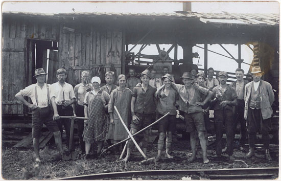 Belegschaft im Torfwerk um 1920.