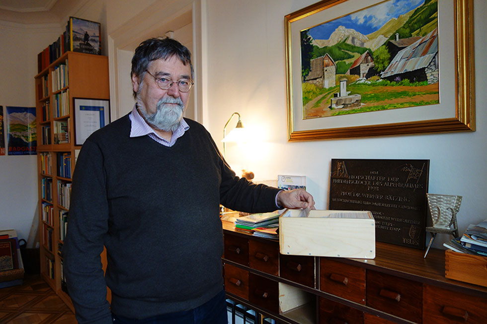 Werner Bätzing in seinem Arbeitszimmer, eine Karteikarte aus einem Zettelkasten ziehend.