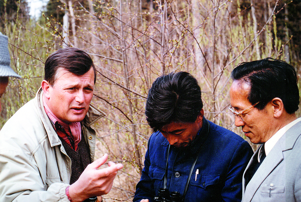 Einhard Bezzel im Gespräch mit chinesischen Kollegen im Waldschutzgebiet von Dailing ind der Mandschurei.