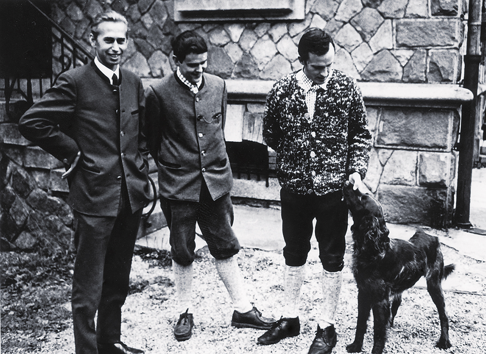 Historisches Foto aus privatem Bestand vom Ende der Sechziger Jahre mit Oberforstmeister Doktor Hans Bibelriether als Leiter, Hartmut Strunz, Revierförster und dem ersten Mitarbeiter, heute als letzter der Belegschaft der ersten Stunde noch im Dienst beim Nationalpark, Oberforstmeister Dr. Georg Sperber als stellvertretender Leiter. 