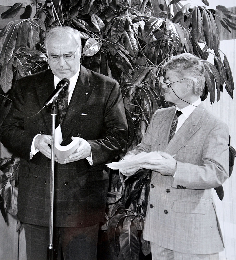 Helmut Kohl und Hartmut Graßl  vor einem Mikrofon.