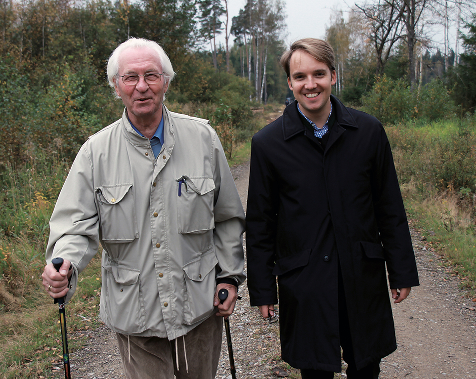 Wolf-Dietrich Großer und Tobias Thalhammer, sein Nachfolger in der derzeitigen F.D.P.-Landtagsfraktion, bei einer Exkursion im sogenannten grünen Band bei Waidhaus an der tschechischen Grenze auf einem Schotterweg am Waldrand.