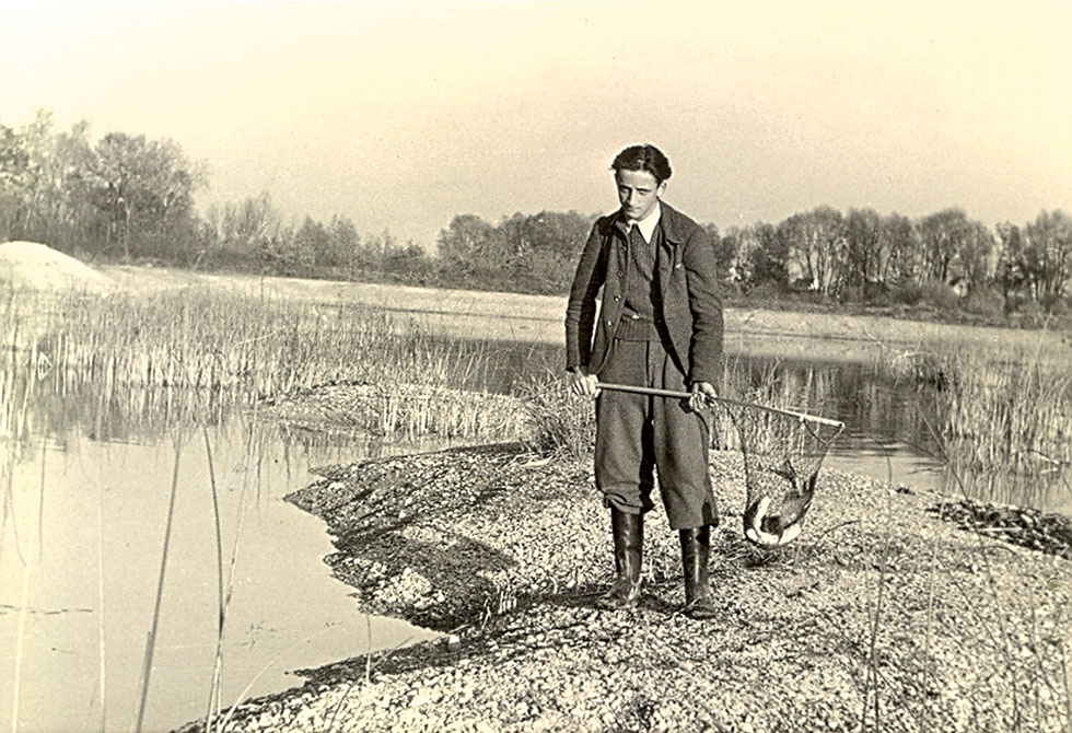 Historisches Foto aus den Fünfziger Jahren von Hubert Weinzierl mit Fischen gefülltem Kescher in den Donauauen