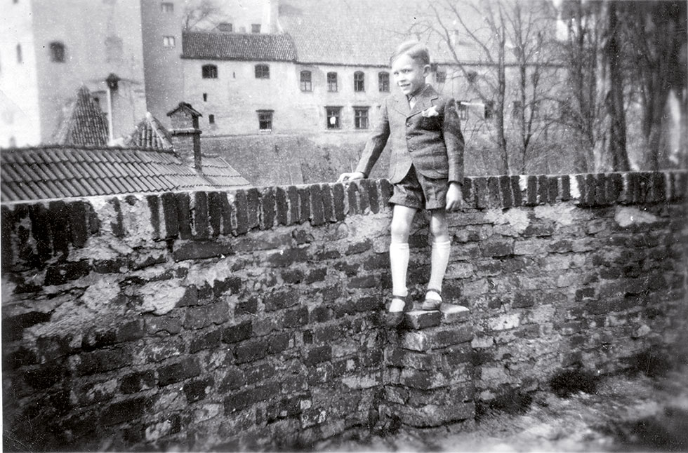 Historisches Bild mit Dieter Wieland vor der Burg Trausnitz aus den Vierziger Jahren.