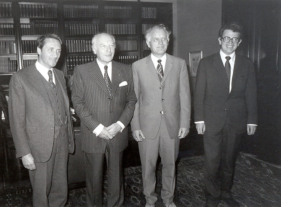 Helmut Kohl und Hartmut Graßl  vor einem Mikrofon.