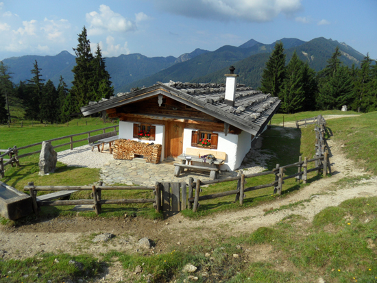 Zum Öffnen der Diashow bitte auf das Bild klicken (Eine Almhütte hinter einem Zaun).