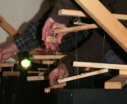 Die Hände der Künstler Bettina und Jochen Nistler beim Marionettenspiel hinter der Bühne.