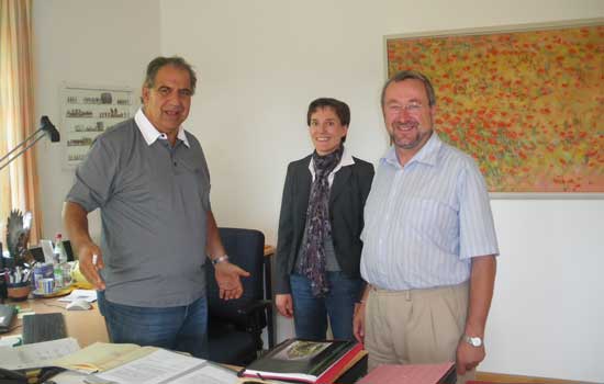 Dr. Christoph Goppel (links) steht mit Prof. Dr. Jürgen Breuste (rechts) und Frau Ulla Schuster (links) im Büro zusammen.