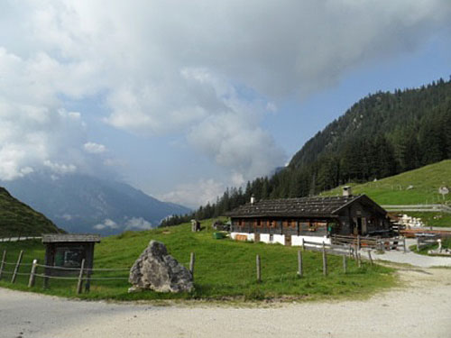 Blick auf den Kaser der Mordaualm. Im Hintergrund der Watzmann.