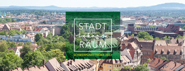 Stadtpanorama mit viel Grün.