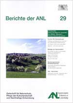 Titelblatt Berichte der ANL Band 29 (Obstbaugebiet mit Weiher, Wiesen, Bäume und in Hintergrund Häuser und Kirche eines Dorfes).