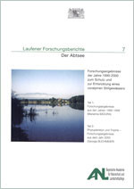 Titelblatt LFB 8 (See mit Schilfgräsern, dahinter Häuser und Bäume)
