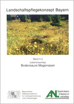 Titelblatt LPK II 3 Bodensaure Magerrasen (Wiese mit Blumen, einem großen Stein, im Hintergrund Bäume und ein Haus)