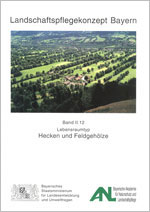 Titelblatt LPK 12 Hecken und Feldgehölze (Landschaft durchsetz mit Büschen und und Hecken, dazwischen Häuser)