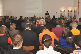 Ursula Schuster von der ANL analysierte in ihrem Vortrag die für das Thema Wildnis wesentliche Naturschutzstrategie Prozessschutz, Foto: Hermann Netz