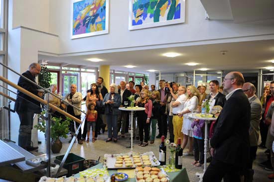 Besucher der Vernissage im Foyer der Bayerischen Akademie für Naturschutz und Landschaftspflege