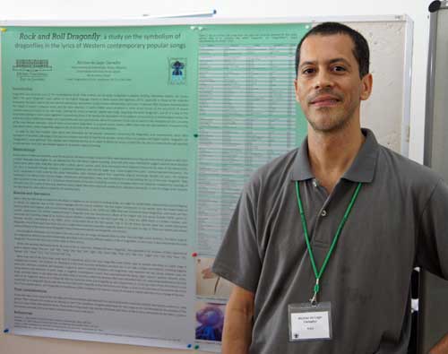 Ein Mann steht rechts neben einem wissenschaftlichen Poster