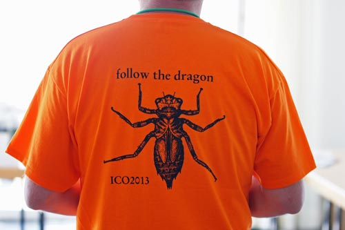 T-Shirt mit Libellenlarve und Schriftzug