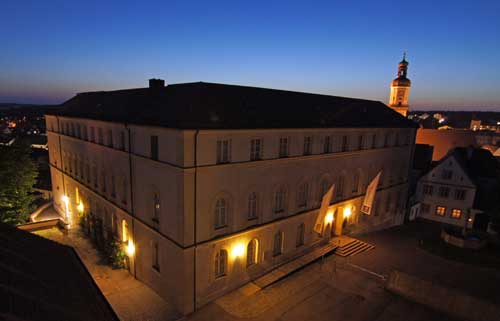 Blick über das spätabendliche Freising mit beleuchteten Häusern