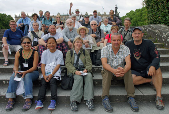 Gruppenfoto der Teilnehmenden der Nachexkursion auf einer Treppe vor dem Schloss Herrenchiemsee.