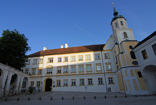 Großes Haus, das teilweise in der Abendsonne liegt