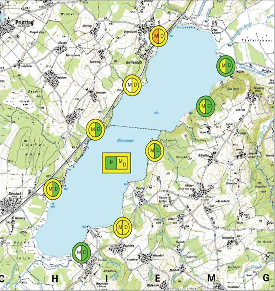 Die Karte zeigt die Ergebnisse des operativen Wasserrahmenrichtlinien-Monitorings. Der Ausschnitt aus der Topographischen zeigt im Bildzentrum den Simssee und angrenzend die unmittelbare Umgebung. Die neun Messpunkte verteilen sich gleichmäßig entlang der Uferlinie. Dargestellt sind die Ergebnisse des Monitorings als Kreise, die farblich wie folgt differenziert sind:
Der äußerer Kreis zeigt die Gesamtbewertung. Der innere Kreis ist zweigeteilt und zeigt die Bewertung links für Makrophyten und rechts für Diatomeen, jeweils ersichtlich durch die Abkürzungen M bzw. D. Zusätzlich gibt es in der Mitte des Sees ein in gleicher Weise farblich ausdifferenziertes Rechteck. Es zeigt im äußeren Rechteck die Gesamtbewertung. Das innere Rechteck zeigt links die Bewertung Phytoplankton und rechts die aggregierte Bewertung von Makrophyten und Diatomeen. Inhalt:  Gesamtbewertung: Der See ist im guten Zustand (gelb), das Phytoplankton im sehr guten Zustand (grün), Makrophyten / Diatomeen in gutem Zustand (gelb). Die Messstellen zeigen unterschiedliche Ergebnisse mit jeweils sehr guter oder guter Gesamtbewertung.
