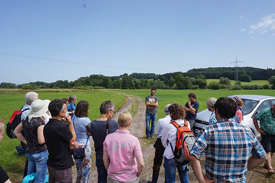 Gruppenbild der etwa 40 Exkursionsteilnehmer auf dem Deich bei Mamming.