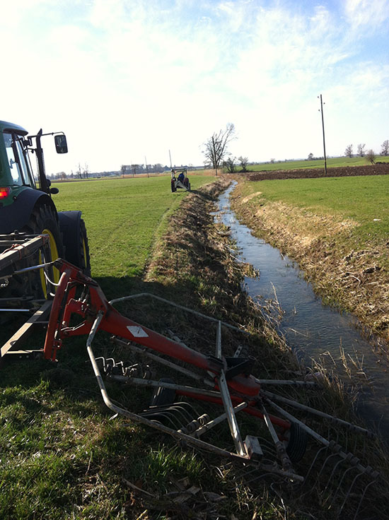 Gewässerpflege am Nebelbach, zwei Traktoren reinigen einen Graben.