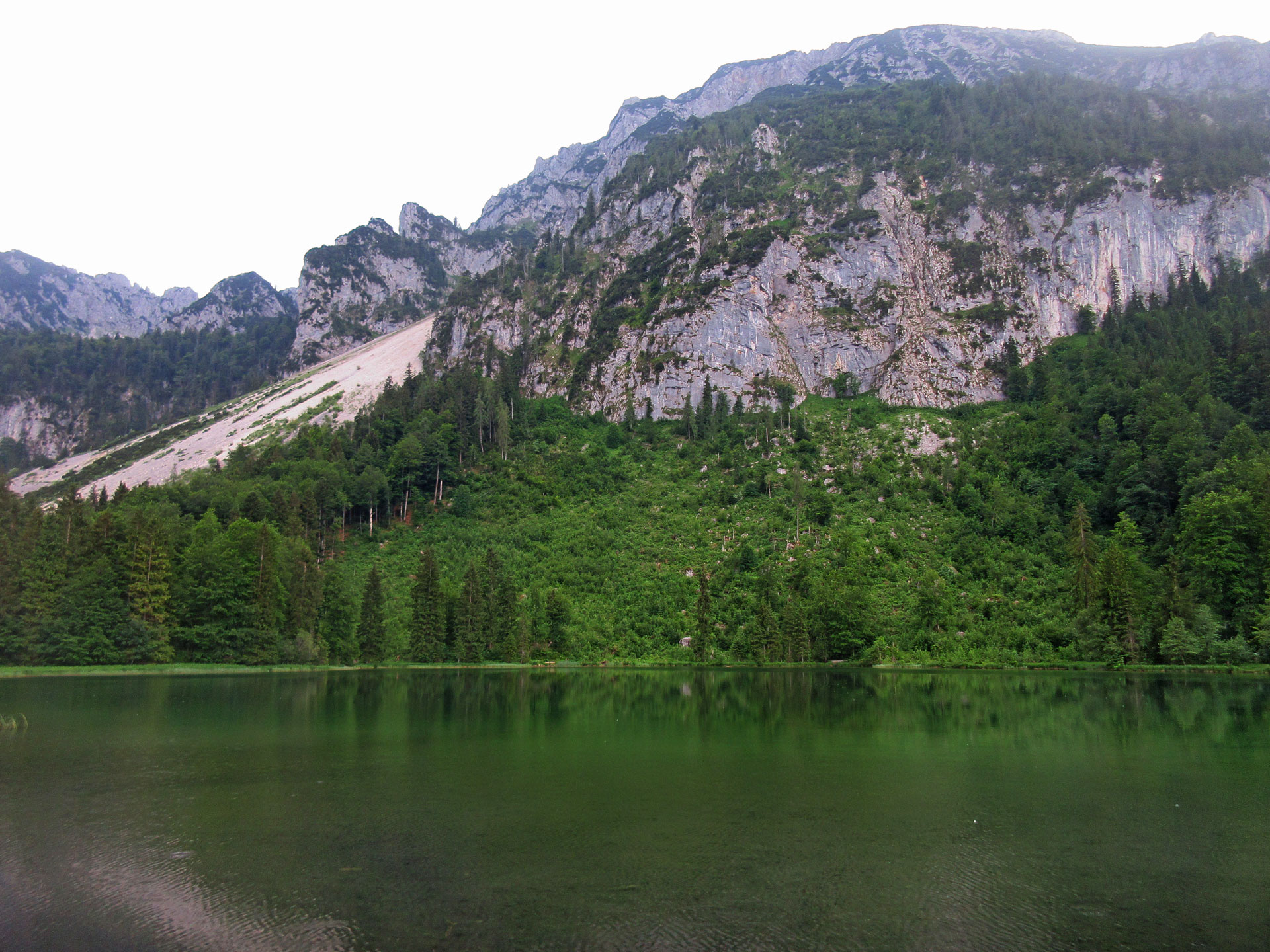 Frillensee mit Bergkulisse.