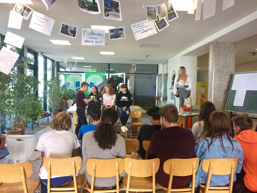 Die Theatergruppe beim Proben im Foyer des Rottmayr-Gymnasiums.