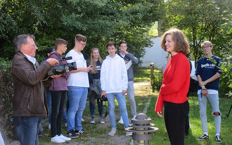 Die Erasmus-Schüler im Haus der Berge, sitzend vor einer großen, dreidimensionalen Abbildung des Nationalparks Berchtesgaden aus Holz.