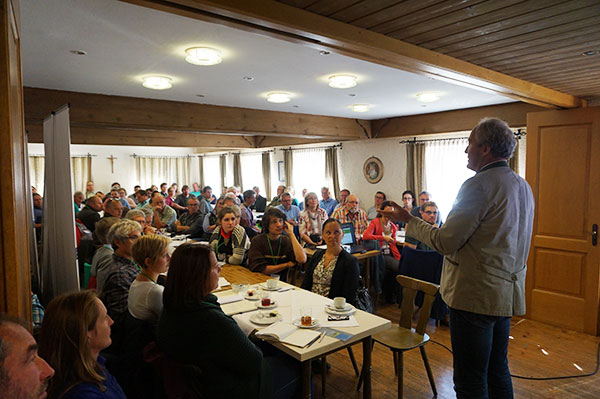 Aufmerksames Publikum beim Grußwort von Landrat Hans-Joachim Weirather, im Saal des Gasthauses Schwarzer Ochse.