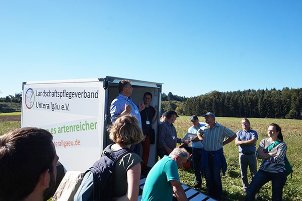 Uwe Kießling mit seinem Prototyp des Wiesefix (Samensammelgerät) im verdeckten Hintergrund. 