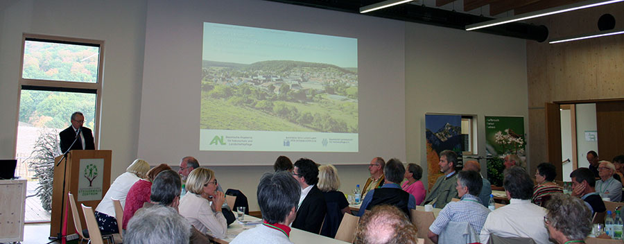 Teilnehmer der Fachtagung im Seminarraum des Steigerwald-Zentrums zur ersten Begrüßung.