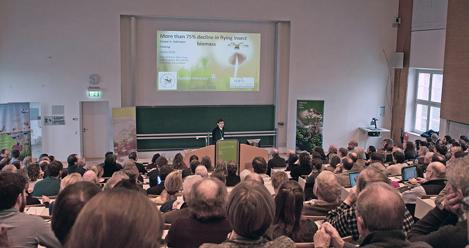 Das Bild zeigt einen vollen Hörsaal des Löwentorgebäudes an der Hochschule Weihenstephan Triesdorf.