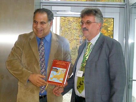 Der Leiter des EU-Projekts CLIMIT, Dr. Josef Settele (rechts) überreicht dem ANL-Direktor Dr. Christoph Goppel den Butterflie-Atlas.