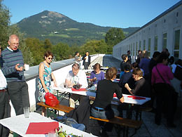 Exkursionspause auf der Terrasse des Gebäudes der Naturwiss. Fakultät der Universität Salzburg (Photo Jürgen Breuste)