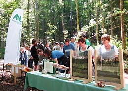 Viele Besucher an den verschiedenen Informationsständen der ANL im Wald.