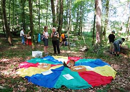 Mitarbeiterinnen der Naturschutzakademie informieren über die Ökologie des Lebensraums Waldboden und stehen den kleinen Besuchern beim Basteln von Mausmasken und beim Malen hilfreich zur Seite.